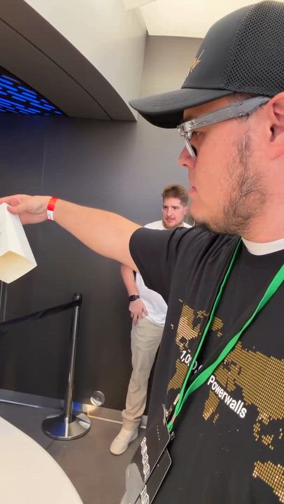 Tesla's Optimus robot just served this man 
popcorn and said NOTHING 😱🤖🍿

No salary. No lunch...