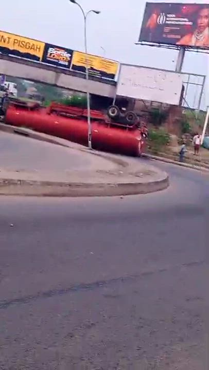 In Port Harcourt Today
A Tanker loaded with PMS fell down under the Elekahia Railway bridge by Chri...