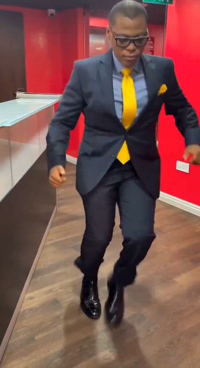 Rufai oseni getting ready for today Arise TV morning show😂