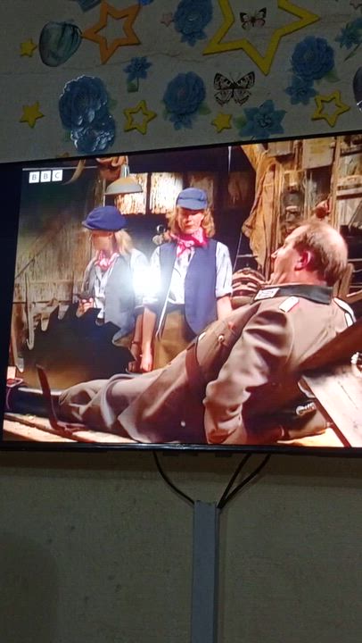 Guess what I am watching? - Hallo Hallo