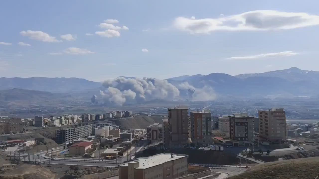 #Breaking 
Attack on a Revolutionary Guards base in the city of #Sanandaj in western #Iran....