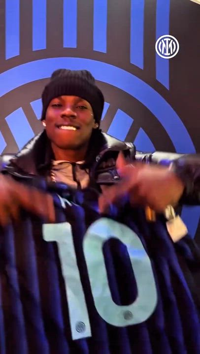 #InterMilan honoured Afrobeats star #Rema with a special No.10 jersey before derby against #ACMilan...