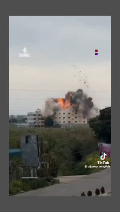 Israel strike civilian building in South Lebanon leading to loss of civilian lifes.
Source: Aljazee...