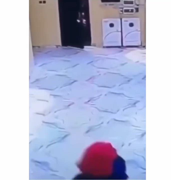 #Tinubuisfixingnigeria

CCTV Captured the moment armed robbers invaded an hotel in Benin City, Edo...