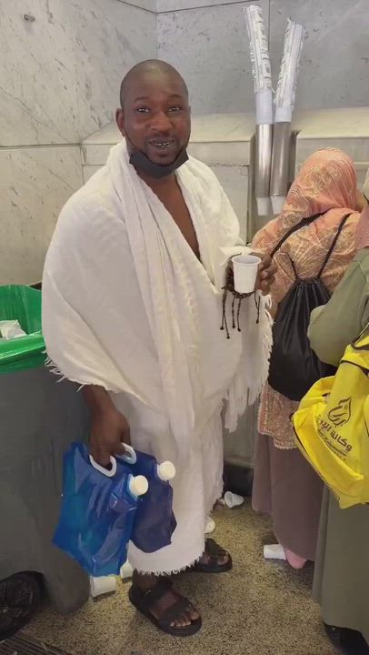 Tunde Perry is packing all the Mecca Zamzam water to Nigeria o😭😂