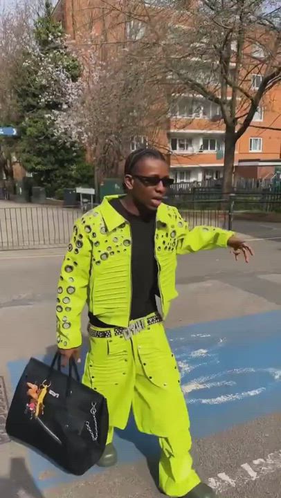 Small doctor letting us know say e don do conductor before, he sabi all the bus stops for Lagos chai
