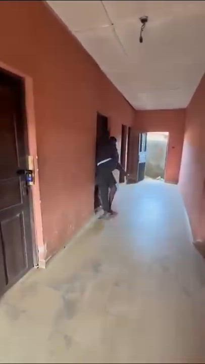 Only in Kaduna 😳🔥
Man breaks in with a knife — gets pinned down by a fearless resident while peopl...