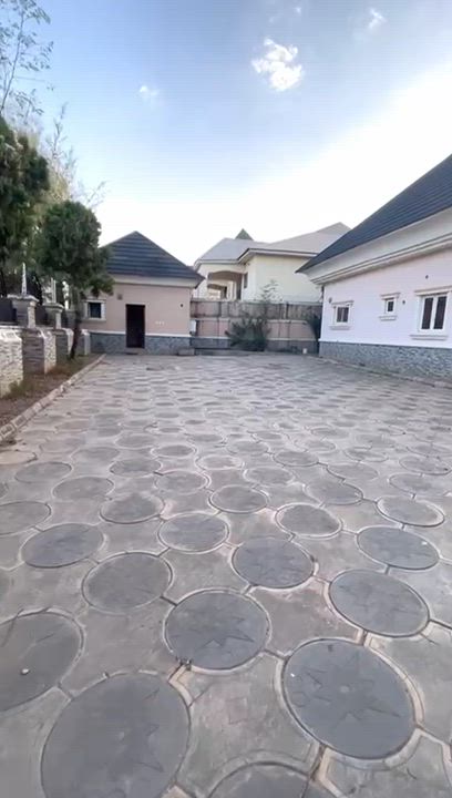 HOUSE FOR  SALE

★DETAILS★
Standard 5 bedroom duplex, with 2 bedroom Guess charlet and 2 rooms bq wi...