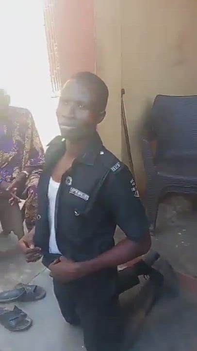Angry Mob Brutalises Police Constable In Osun Community, Forces Him To Kneel, Apologise For Alleged...
