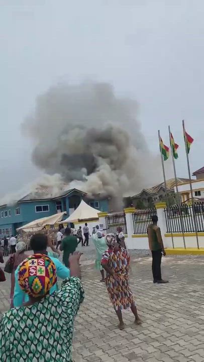 People began praying seriously as a building was on f!-re, asking for the flames to stop👀