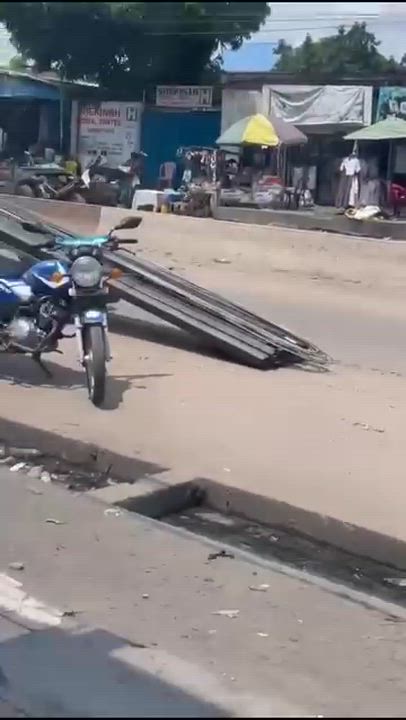 Daylight Robbery. Is like they are no people in this area
#BadGovernanceInNigeria #trendingnow #vira...