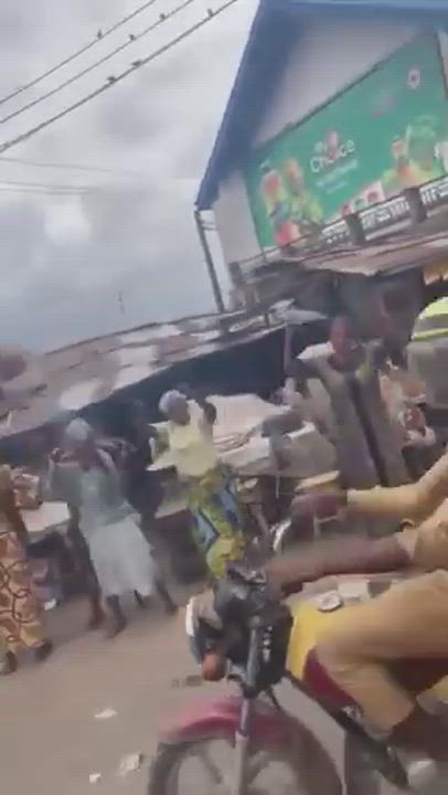 Please type what these women are chanting in the comment for me