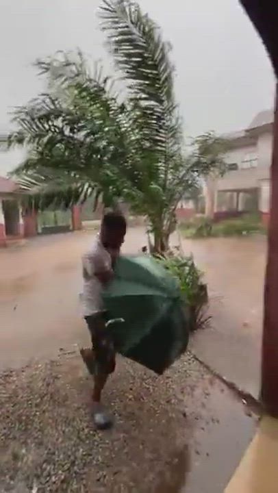 I been think say na phone the guy use the umbrella to cover😭🫵😂