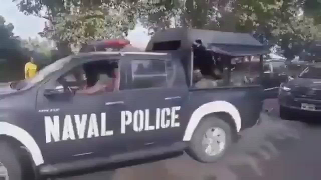 Breaking news🚨🚨🚨🚨 The military personal attached to Tinubu's convoy engaged in fiscal and mortal...