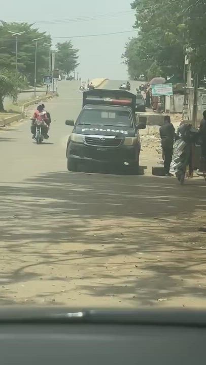 Man shares video showing the terrible state of a police patrol vehicle he spotted somewhere in Niger...