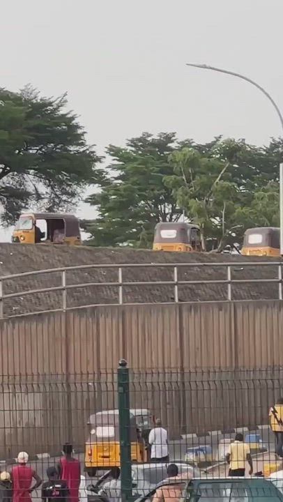 Keke riders throws stones at armed police officers at Apo bridge in Abuja 😳