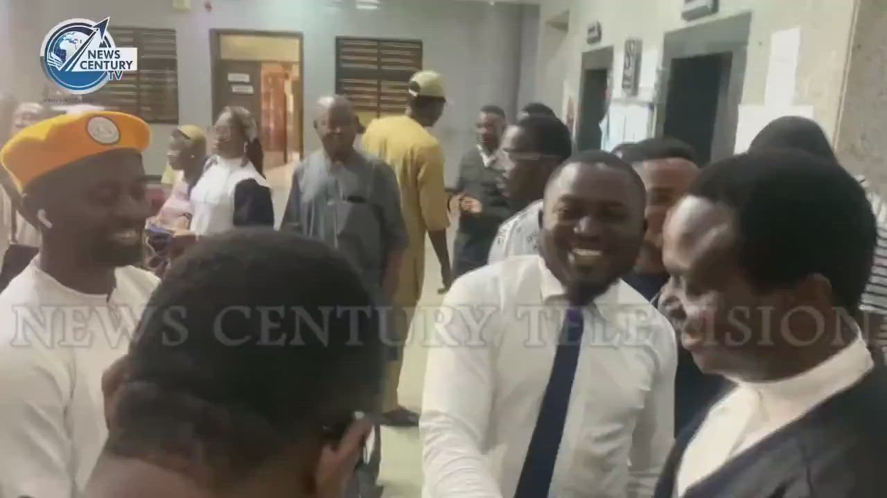 "The Hoodlum Lawyer”.

-Sowore says as he greets VeryDarkMan’s Lawyer In Court Today😂😂