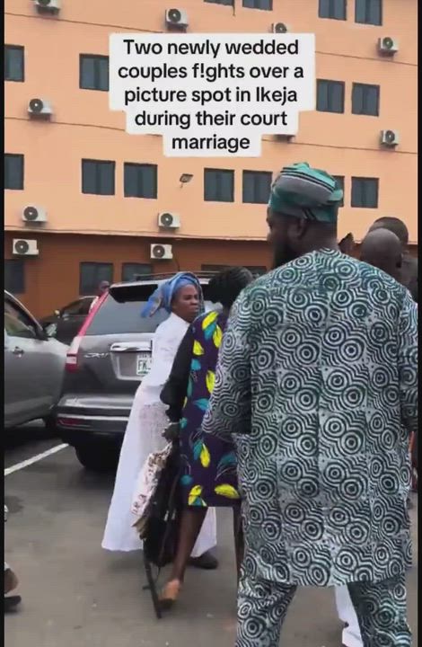 Two newly wedded couples f!ghts over a picture spot in Ikeja during their court marriage