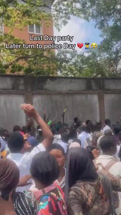 Shocking 😳 

Secondary School students in Mushin, Lagos raised up axes to celebrate their last day...