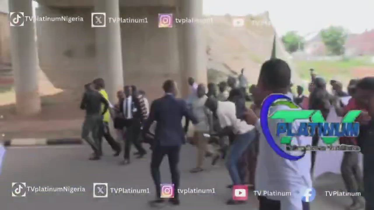 Retired Nigerian Policemen Block Aso Villa, nobody is coming in or out while they are currently prot...