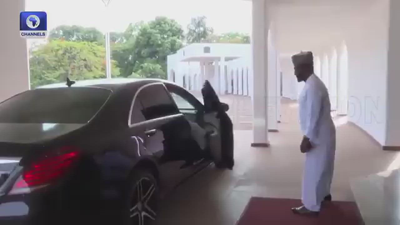Moment former President Jonathan arrived at the Presidential Villa for a meeting with President Tinu...