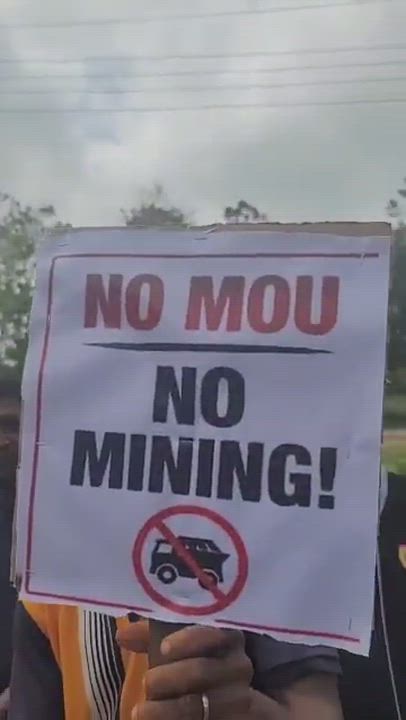 Delta State Youths Block Road To Protest Environmental Damage, Accuse Mining Firm Of Illegal Coal Op...
