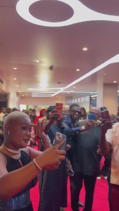Video of Man wearing cap with Tinubu’s insignia struggles to take a photo with Peter Obi in Lagos st...