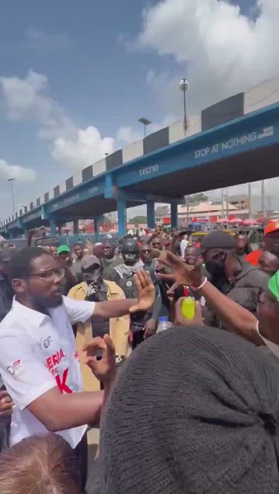 Massive crowd as Peter Obi arrives  Oyo State for opposition summi