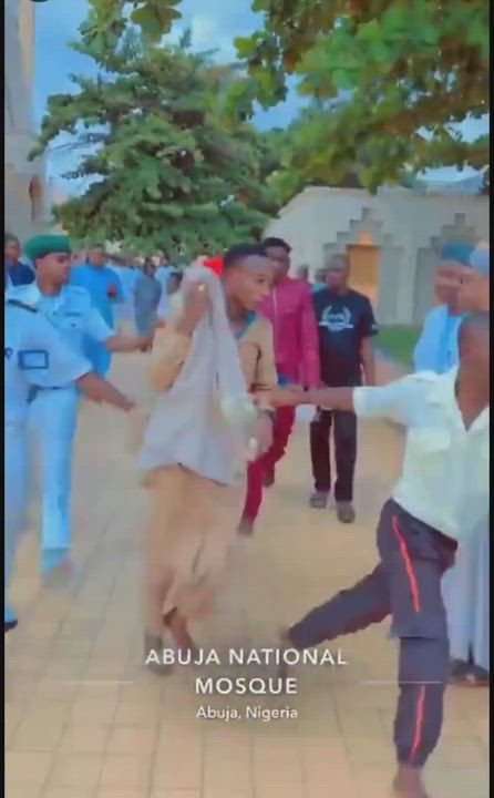 Man caught stealing a phone at the National Mosque Abuja while prayer was going on