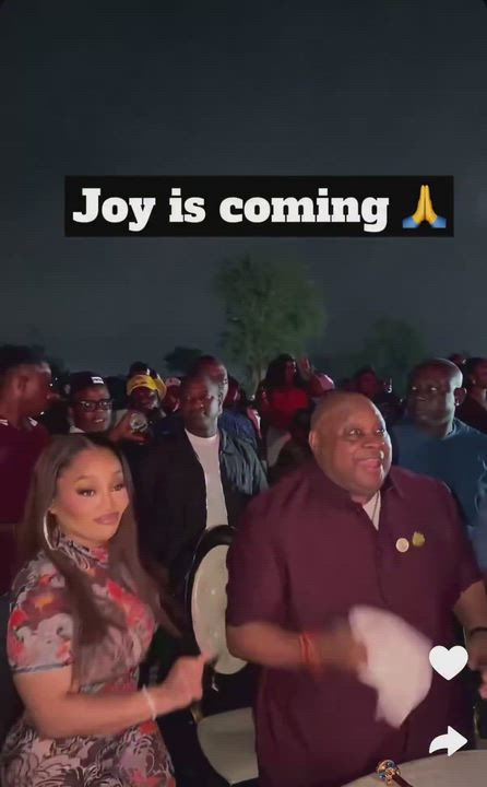 Governor Ademola Adeleke and his daughter, Nikos vibing at B-Red’s free concert in Osun State🔥❤️