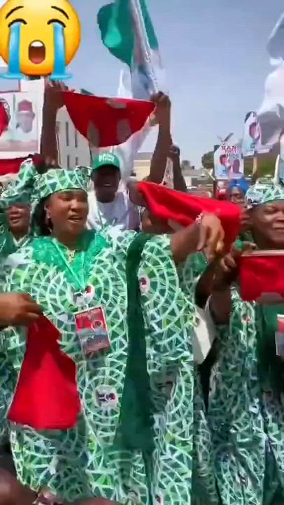 Kano State Governor distribute pants to women as Campaign souvenir 

PANTGERIA