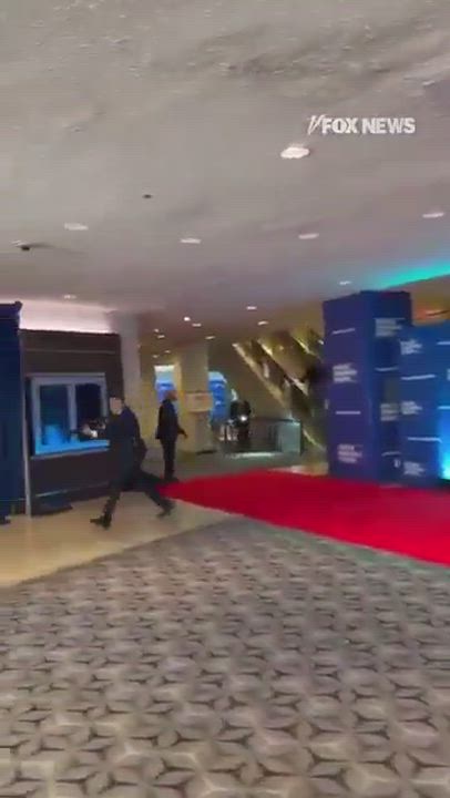 The moment U.S. Secret Service agents try to stop the shooter 😳