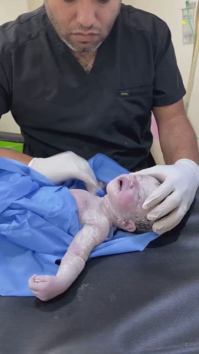 #Repost @oku_yungx
A doctor brought a baby back to life ❤️

The most beautiful video on the internet...