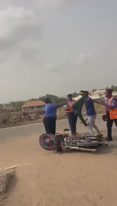 Moment f!ght brøke out between female Nigerian police officers and a man at Ido-Osun State, as the m...