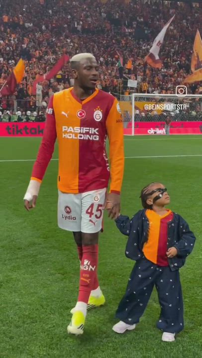 Victor Osimhen &amp; daughter after the Istanbul Derby 🧡♥️