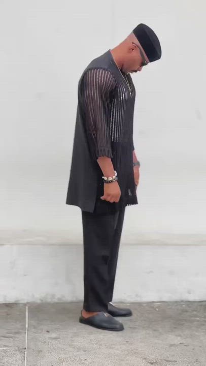 Nigerian soldiers shares his dressing on uniform and out of uniform