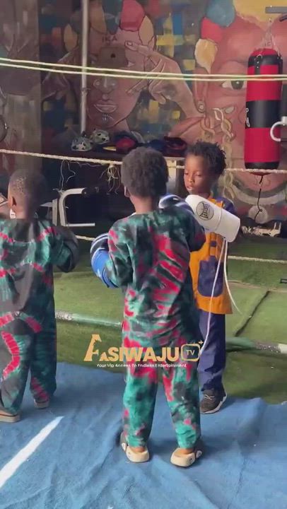 Video of Portable’s  kids in the ring entertaining guests during his newborn baby’s naming ceremony.