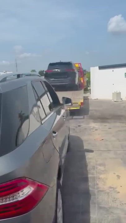 Peter okoye of Psquare surprises his manager Emem and Donflexx with brand-new cars.

Congratulations...