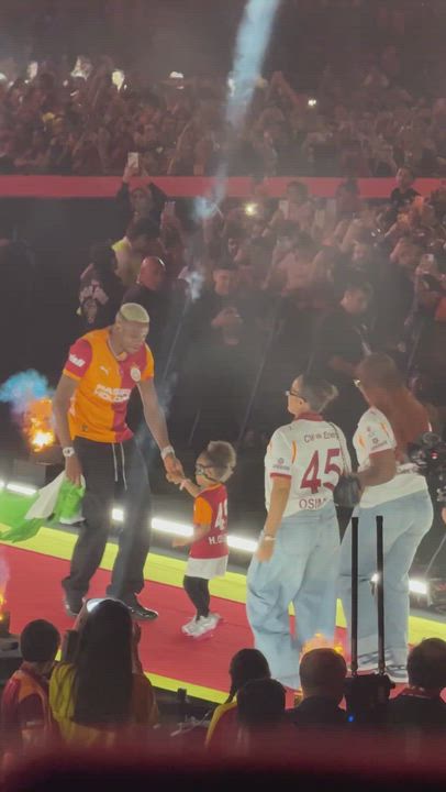 Victor Osimhen and his family entering the Galatasaray Podium with Seyi Vibez playing 😍😍