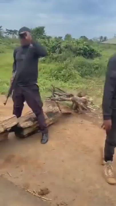 “A Nigerian police officer holding weed while still har@ssing young people on the road.”🤯👀

Drama...