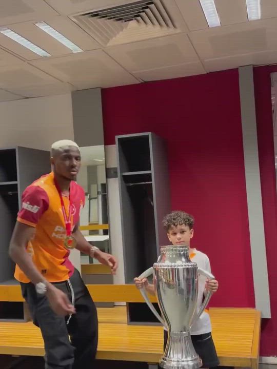 Victor Osimhen and a little young Galatasaray fan with the Turkish Cup… Osimhen is there for everybo...