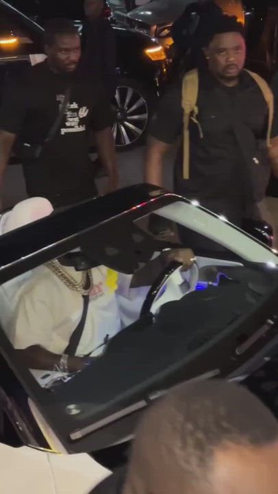 Clearer version of Davido driving himself into secret palace in his new Maybach earlier this morning...