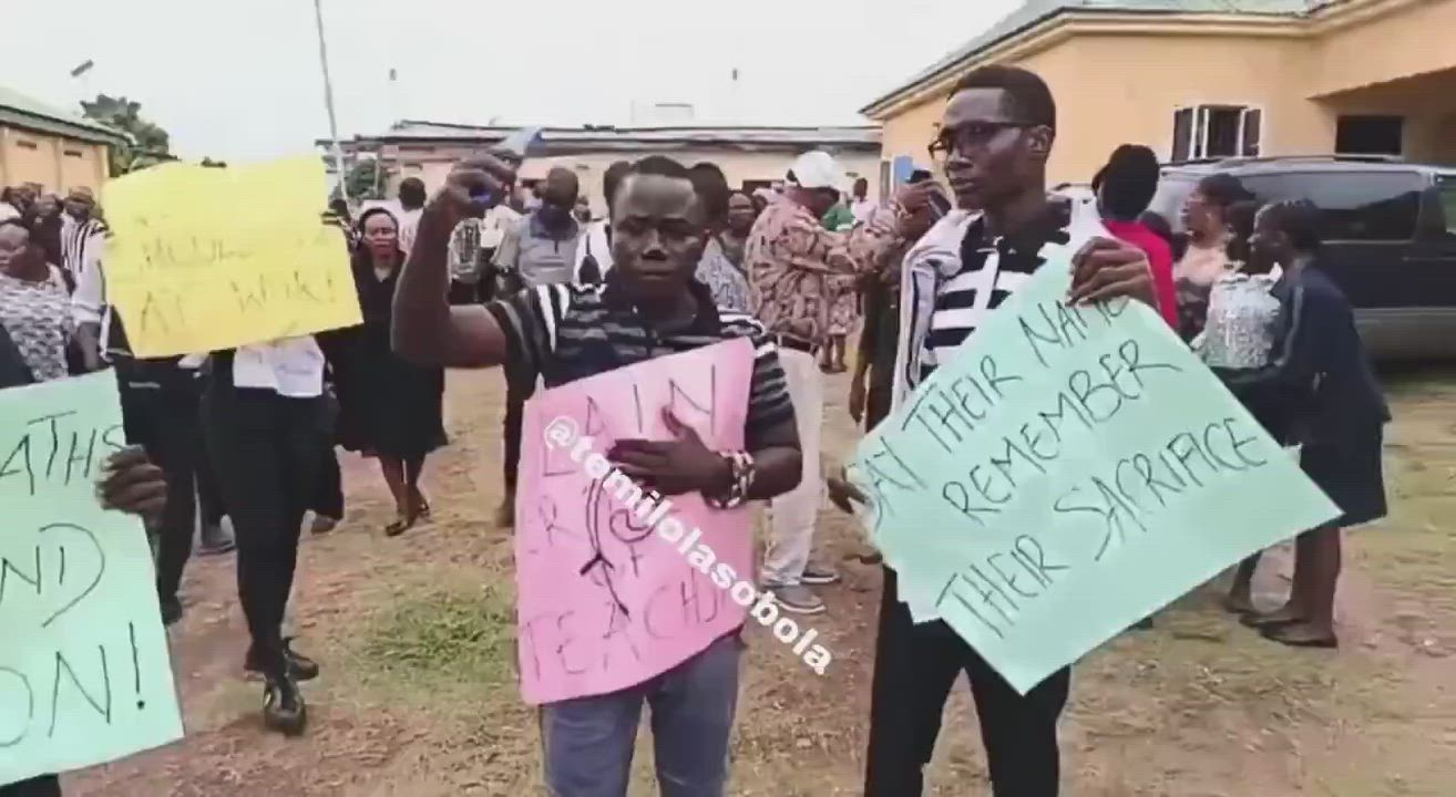 Teachers stage protest in Ogbomoso, Oyo State over abduction of colleagues and students by terrorist...