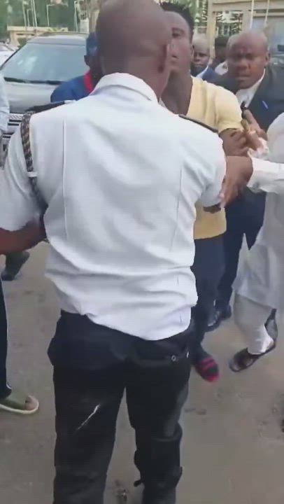 A security man at Federal High court in Abuja physically assaulted a lawyer this morning