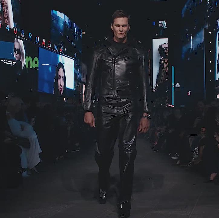 #NFL legend Tom Brady made his runway debut at the Gucci resort 2027 show in NYC 📸.

#AmericanFootb...