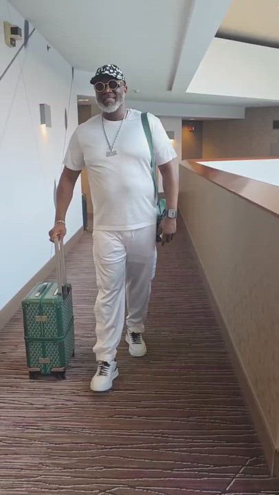 "Back to ATL. God go always pass man. Dino noniiiiiii. Omo MELAYE"

~ Dino Melaye shows off his luxu...