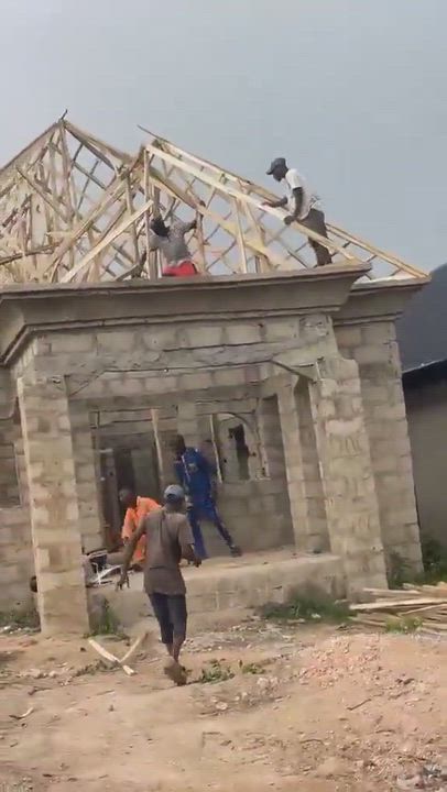 Fight breaks out between two workers on roof at work site