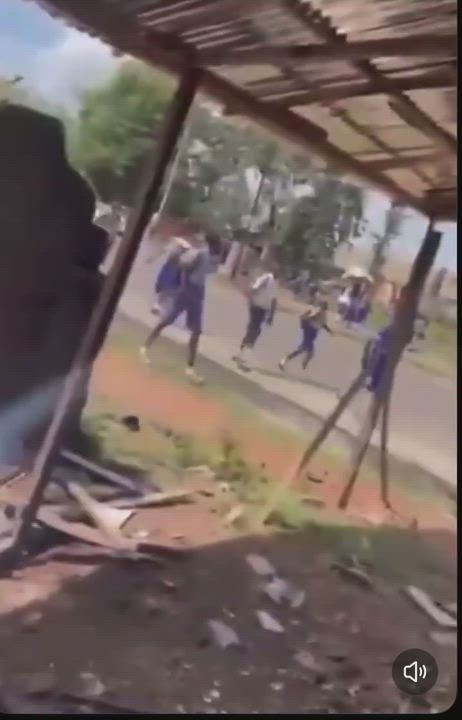 Panic in Ogbomosho, Oyo State as student and teachers are seen running over fear of bandit attack
