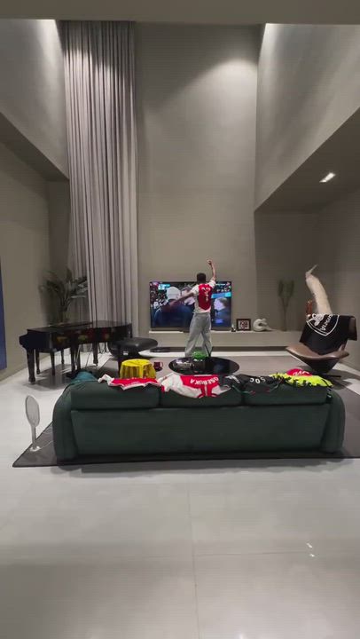 Singer Chike a.k.a Aloyinlepon Odobodobo ekun aburo Bathalzar, unbothered as he shares video of him...
