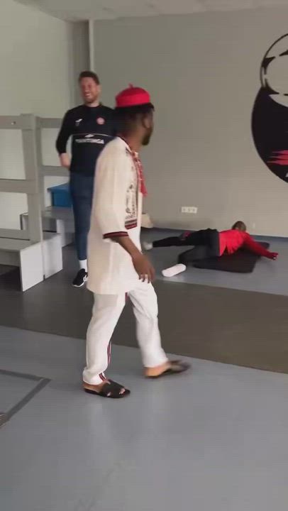 Nigerian player and #Arsenal fan Henry Uzochukwu walked into the training ground of his club SK Sudu...